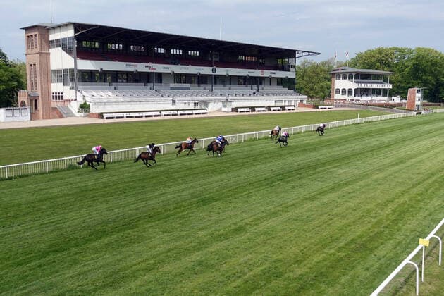 10 05 2020, Hoppegarten, Brandenburg, GER Horses and jockeys in front of the empty tribune due to corona pandemic gallop race track Hoppegarten Horses, jockeys, tribune, layout, view, ghost race, birds eye view, top view 200510D506HOPPEGARTEN JPG