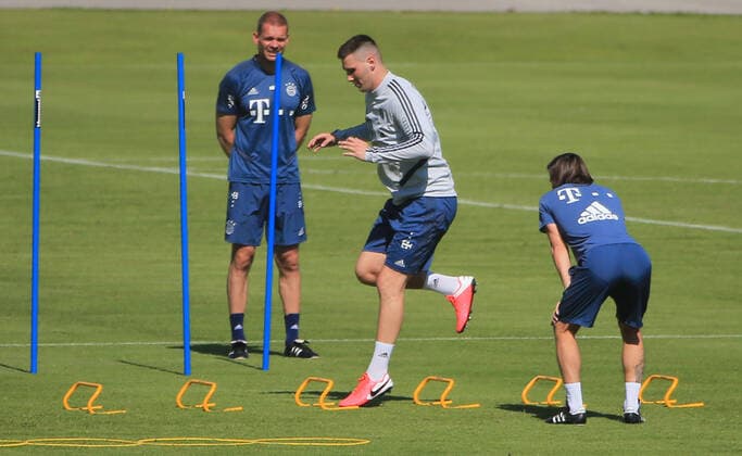 19 05 2020, FC Bayern Training, Saebenerstrasse Muenchen, Football, Sports, in the picture Niklas Suele FCB of Simon Martinello FCB and Dr Holger Broich FCB observes DFL REGULATIONS PROHIBIT ANY USE OF PHOTOGRAPHS AS IMAGE SEQUENCES AND OR QUASI VIDEO