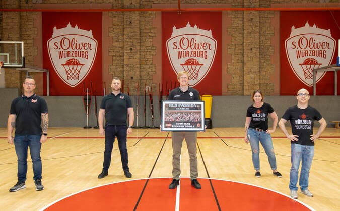 Germany, Wuerzburg, Training Center, 22 05 2020, emspor, emonline, despor, deonline, Basketball, BBL, donation handover of the two fan clubs of s Oliver Wuerzburg Picture from left Simon Luksch, Alexander Kütt both Red Passion Würzburg , SOW Managing Director Steffen Liebler, Christina Kröner and André Hofmann both Würzburg Youngstars The two fan clubs, Wuerzburg Youngstars e V and Red Passion Wuerzburg donate the proceeds from the sale of the ghost tickets as well as the deposit of 3000 Euro to Oliver Wuerzburg Furthermore, all season ticket holders have the opportunity to declare their renunciation of a proportional refund online at www soliver wuerzburg de tickets so much love With these joint actions, the professional basketball in the cathedral city will be secured for the long term Copyright: HMBxMedia xHeikoxBecker