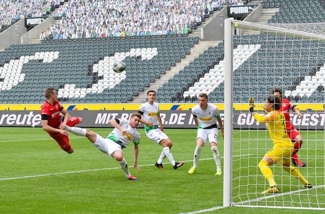 Borussia Mönchengladbach Bayer Leverkusen, 23 05 2020 Football, 1 Bundesliga, Season 19 20, 27 Matchday, Borussia Mönchengladbach Bayer Leverkusen, 23 05 2020 Goal to the 1 3 by a header from Sven Bender Leverkusen against Nico Elvedi BMG , Matthias Ginter BMG and goalkeeper Yann Sommer BMG Foto Maik Hölter team2sportphoto PoolviaNorbert Schmidt Only for journalistic purposes Only for editorial use According to the rules of the DFL Deutsche Fußball Liga it is prohibited, to use or have used photographs taken in the stadium and or of the match in the form of sequence images and or video-like photo sequences DFL regulations prohibit any use of photographs as image sequences and or quasi video Mönchengladbach Borussia Park NRW Germany Poolfoto Maik Hölter team2sportphoto PoolviaNorbert Schmidt ,EDITORIAL USE ONLY