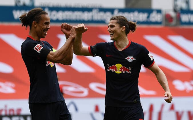 Fussball 1 Bundesliga, FSV Mainz 05 RB Leipzig 24 05 2020, xpsx, Fussball 1 Bundesliga, Matchday 27, FSV Mainz 05 RB Leipzig emspor, from Yussuf Poulsen RB Leipzig , Marcel Sabitzer RB Leipzig celebrate the goal, The goal celebration for 0 3 Photo Patrick Scheiber Jan Huebner Pool DFL DFB REGULATIONS PROHIBIT ANY USE OF PHOTOGRAPHS as IMAGE SEQUENCES and or QUASI VIDEO Only for journalistic purposes Only for editorial use Mainz Opel Arena Rheinland Pfalz Germany EN Poolfoto Patrick Scheiber JanHuebner Pool ,EDITORIAL USE ONLY
