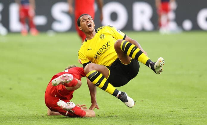 Sport Soccer 1 Bundesliga Season 19 20 28 Matchday, 26 05 2020, BVB,Borussia Dortmund FC Bayern Munich, Foul on Manuel AKANJI, BVB Sport Soccer 1 Bundesliga Season 19 20 28 Matchday, 26 05 2020, BVB,Borussia Dortmund FC Bayern Munich, Photo Jürgen Fromme firosportphoto POOL City Dortmund Signal Iduna Park Federal State NRW Germany Poolfoto Jürgen Fromme firo Sportphoto POOL ,EDITORIAL USE ONLY Nur für journalistische Zwecke. Only for editorial use. (DFL DFB REGULATIONS PROHIBIT ANY USE OF PHOTOGRAPHS as IMAGE SEQUENCES and or QUASI-VIDEO). National and international News-Agencies OUT