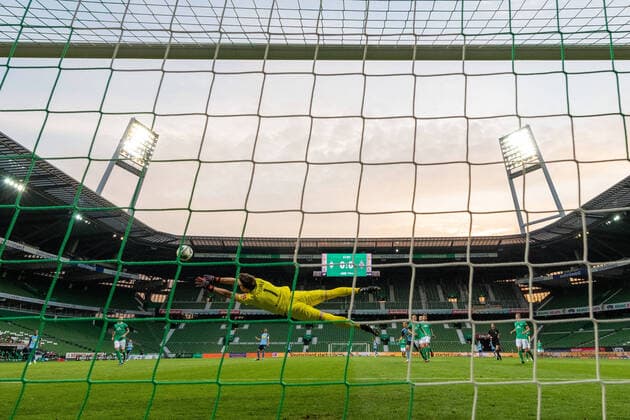 SV Werder Bremen vs Borussia Moenchengladbach, 26 05 2020 Brilliant save Jiri Pavlenka Werder Bremen 01 Shot with the back goal remote camera Sport nphgm001 Football 1 Bundesliga season 19 20 28 Matchday SV Werder Bremen vs Borussia Moenchengladbach, 26 05 2020 Photo gumzmedia nordphoto POOL Bremen wohninvest Weserstadion Bremen GERMANY Poolfoto gumzmedia nordphoto ,EDITORIAL USE ONLY