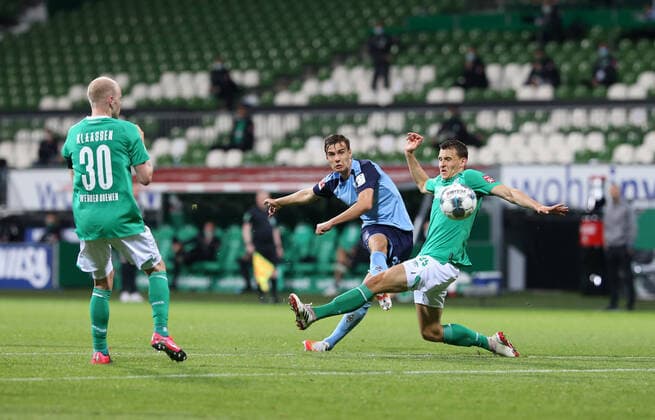 26 05 2020, Bremen Moenchengladbach 26 05 2020, Fussball 1 Bundesliga 2019 2020, 28 Matchday, SV Werder Bremen Borussia Moenchengladbach, im Wohninvest Weserstadion Bremen v li Davy Klaassen Werder Bremen , Florian Neuhaus Borussia Mönchengladbach , Maximilian Eggestein Werder Bremen Photo Cathrin Mueller M i S Pool Only for journalistic purposes Only for editorial use According to the regulations of the DFL Deutsche Fußball Liga it is prohibited to use or have used photographs taken in the stadium and or of the match in the form of sequence images and or video-like photo sequences DFL regulations prohibit any use of photographs as image sequences and or quasi video Bremen Bremen Bremen Deutschland Poolfoto Cathrin Mueller M.i.S. ,EDITORIAL USE ONLY