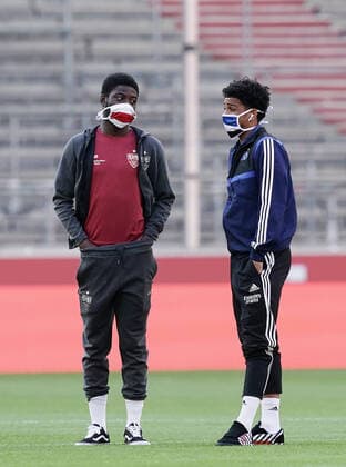 Football v l Clinton Mola, Xavier Amaechi HSV with face mask Stuttgart, 28 05 2020, Football 2 Bundesliga, VfB Stuttgart Hamburger SV Stuttgart Poolfoto Wagner Witters Pool Witters ,EDITORIAL USE ONLY