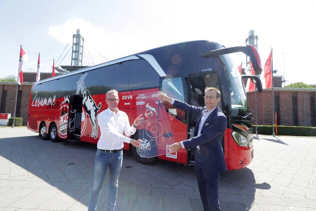Sport The new bus with the names of the surrenderers is presented Alex Wehrle and two surrenderers are on site from left Alexander Wehrle 1 FC Köln , Tobias Rulle Managing Director Autohaus Senden Nutzfahrzeuge 29 05 2020