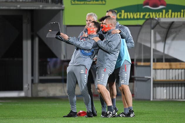 SC Freiburg Bayer 04 Leverkusen, 29 05 2020 Coaches of Bayer Leverkusen make a selfie after the win Sport Fussball 1 Bundesliga Season 19 20 29 Matchday SC Freiburg Bayer 04 Leverkusen, 29 05 2020 Photo Markus Gilliar GES POOL Only for journalistic purposes Only for editorial use According to the regulations of the DFL Deutsche Fußball Liga it is prohibited, to use or have used photographs taken in the stadium and or of the match in the form of sequence images and or video-like photo sequences DFL regulations prohibit any use of photographs as image sequences and or quasi video National and international news agencies out Freiburg BW Germany Poolfoto Markus Gilliar GES POOL ,EDITORIAL USE ONLY