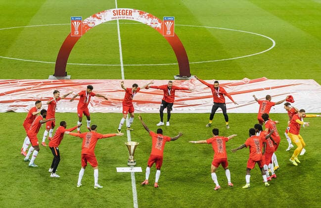 29 05 2020, Woerthersee Stadium, Klagenfurt, AUT, UNIQA OeFB Cup, FC Red Bull Salzburg vs SC Austria Lustenau, Final, in the picture Salzburg players cheer with the winners trophy during the Final match of the OeFB Uniqa Cup between FC Red Bull Salzburg and SC Austria Lustenau at the Woerthersee Stadium in Klagenfurt, Austria on 2020 05 29 Klagenfurt  EP_gro
