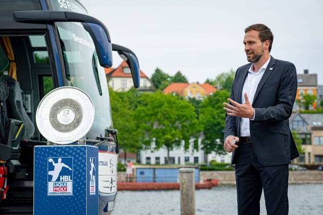 HANDBALL 2019 20 Handover of the championship trophy at LIQUI MOLY HBL Eckernförde, 4 June 2020 THW Kiel is the new German handball champion 2020 At the port in Eckernförde, about halfway between Flensburg and Kiel, a delegation from last years champion, SG Flensburg Handewitt, hands over the championship trophy to a delegation from THW Kiel Eckernförde Schleswig Holstein Germany Poolfoto Sascha Klahn ,EDITORIAL USE ONLY