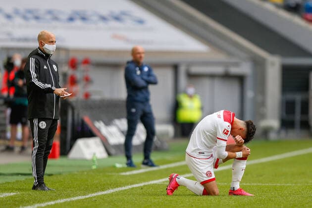Fortruna Duesseldorf TSG Hoffenheim, 06 06 2020 The US American Alfredo Morales F95 at his substitution with a statement against racism and violence 06 06 2020, Football, 1 Bundesliga, Season 2019 20, 30 Matchday, Fortuna Duesseldorf TSG Hoffenheim Photo Norbert Schmidt POOL For journalistic use only Duesseldorf Merkur Spiel Arena NRW Germany Poolfoto Norbert Schmidt ,EDITORIAL USE ONLY