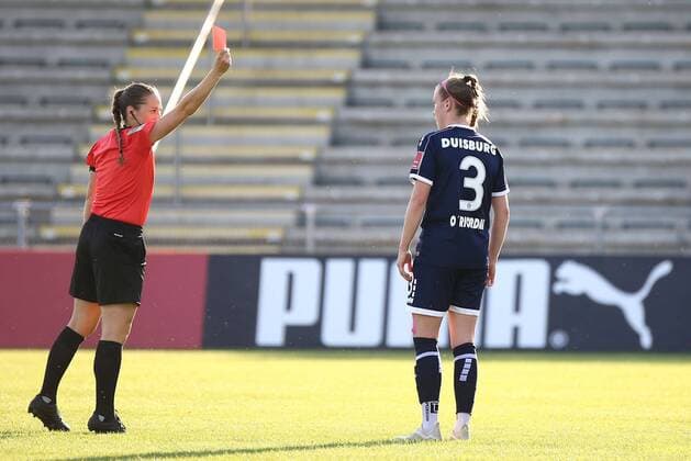 12 06 2020, xcex, GER, Frankfurt am Main, Stadion am Brentanobad, Frauenfussball, 1 Bundesliga, DIE LIGA, FLYERALARM Frauen Bundesliga Saison 2019 2020 1 FFC Frankfurt MSV Duisburg Claire O Riordan MSV sees the red card DFL regulations prohibit any use of photographs as image sequences and or quasi video