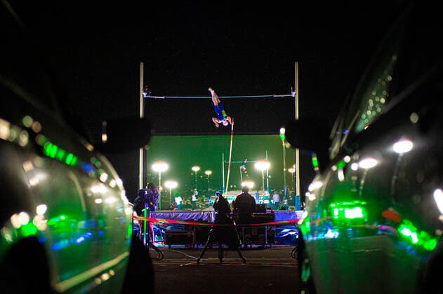Athletics, pole vault, drive-in cinema Düsseldorf With the PSD Bank Flight Night Düsseldorf, Germanys first professional spectator event in sport since the outbreak of the Corona pandemic, Menno Vloon at the jump, between two cars, will take place at the drive-in cinema Düsseldorf on 12 06 2020, Copyright: xChristopherxNeundorf Kirchner-Mediax