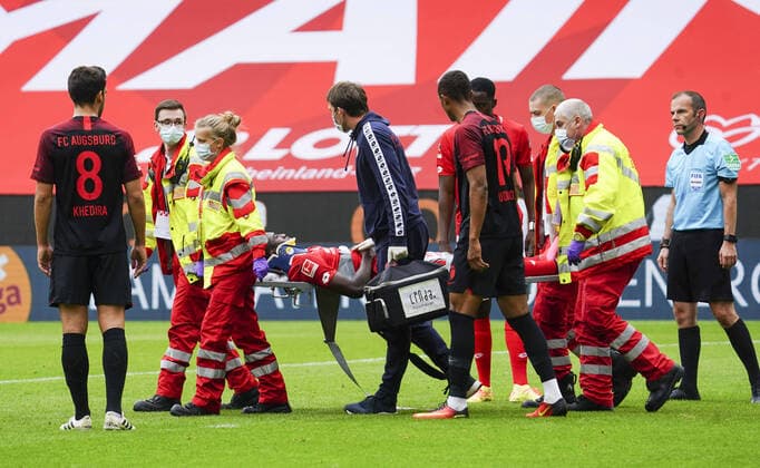 Fussball 1 Bundesliga 1 FSV Mainz 05 FC Augsburg Fussball 1 Bundesliga 1 FSV Mainz 05 FC Augsburg 14 06 2020, injury at Taiwo Awoniyi Mainz , Picture credits hasan bratic rscp photo DFL regulations prohibit any use of photographs as image sequences and or quasi video EDITORIAL USE ONLY National and international News Agencies OUT Mainz OPEL ARENA Rheinland Pfalz Germany Poolfoto hasan bratic rscp-photo ,EDITORIAL USE ONLY