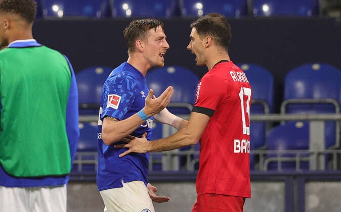 Sports Soccer 1 Bundesliga Season 19 20 20 31 Matchday Bayer FC Schalke 04 Bayer Leverkusen S04 Bastian Oczipka , Gesture , Gesture , Bayer Lucas Alario , Scuffle , Pack formation , Pack , Quarrel , Dispute , Quarrel , after unfair continuation of play despite planned interruption of injury 19 20 14 06 2020 31 Matchday FC Schalke 04 Bayer Leverkusen Photo Ralf Ibing firosportphoto POOL Only for journalistic purposes Only for editorial use City of Gelsenkirchen Veltins Arena Federal State NRW Germany Poolfoto Ralf Ibing firo Sportphoto POOL ,EDITORIAL USE ONLY