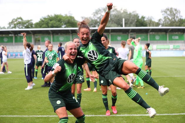 Wolfsburg vs Freiburg, BL Frauen Wolfsburg, Germany 17 06 2020, FUSSBALL VfL Wolfsburg vs SC Freiburg, Flyeralarm Frauen Bundesliga, Season 2019 20 final jubilation, VfL Wolfsburg Frauen is prematurely German Champion 2020 Svenja Huth VfL Wolfsburg , Sara Doorsoun VfL Wolfsburg Wolfsburg