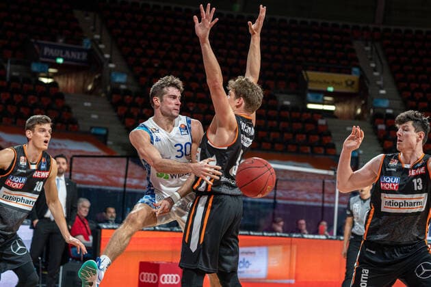 19 06 2020 Basketball easyCredit Final Tournament Basketball Munich 19 06 2020 Season 2019 2020 easyCredit BBL Final Tournament 2020 Quarterfinal Game 2 ratiopharm Ulm FRAPORT Skyliners Joe Rahon Frankfurt, No 30 Patrick Heckmann Ulm, No 33 Munich Audi Dome Germany