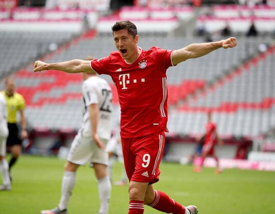 1 Soccer Bundesliga FC Bayern Munich SC Freiburg Season 2019 2020 Cheering of the goal scorer Robert Lewandowski 9 of FC Bayern Munich after the 2 0 1 Soccer Bundesliga FC Bayern Munich SC Freiburg Season 2019 2020 Photo Stefan Matzke sampics Pool via Chai von nder Laage Only for journalistic purposes Only for editorial use DFL regulations prohibit any use of photographs as image sequences and or quasi video Munich Bayern Germany Poolfoto Stefan Matzke sampics Chai P ,EDITORIAL USE ONLY
