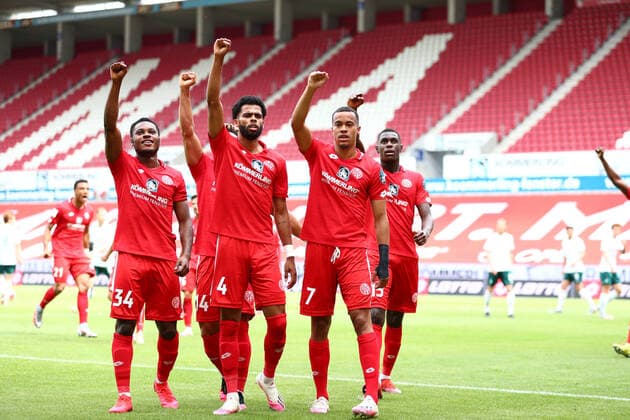 1 FSV Mainz 05 vs. SV Werder Bremen 20 06 2020 Robin Quaison FSV Mainz 05 celebrates the goal for the 1 0 with Jeremiah St Juste FSV Mainz 05 , Ridle Baku FSV Mainz 05 and Moussa Niakhate FSV Mainz 05 with the greeting against racism, Sport Football 1 Bundesliga nphgm001 Season 19 20 33 Matchday 1 FSV Mainz 05 vs SV Werder Bremen 20 06 2020 Foto Neis Eibner Pool via gumzmedia nordphoto DFB regulations prohibit any use of photographs as image sequences and or quasi video Editorial Use ONLY National and International News Agencies OUT DFL REGULATIONS PROHIBIT ANY USE OF PHOTOGRAPHS AS IMAGE SEQUENCES AND OR QUASI VIDEO EDITORIAL USE ONLY NATIONAL AND INTERNATIONAL NEWS AGENCIES OUT Mainz Opel Arena Rheinland Pfalz Germany Poolfoto Eibner gumzmedia nordphoto ,EDITORIAL USE ONLY
