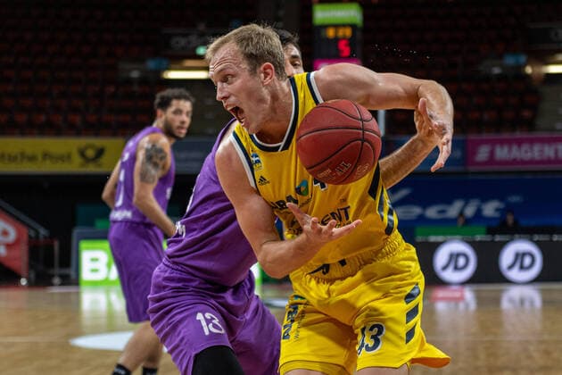 Basketball easyCredit BBL Final Tournament Basketball München 20 06 2020 Season 2019 2020 easyCredit BBL Final Tournament 2020 Quarterfinal Game 2 Alba Berlin BG Göttingen Luke Sikma Alba Berlin, No 43 Mihajlo Andric Göttingen, No 13 München Audi Dome Deutschland