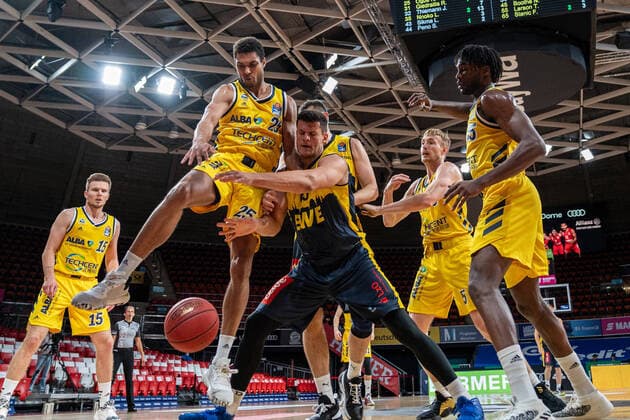24 06 2020 Basketball easyCredit Final Tournament Basketball München 24 06 2020 Season 2019 2020 easyCredit BBL Final Tournament 2020 Semi-Final Game 2 ALBA Berlin EWE Baskets Oldenburg Kenneth Ogbe Alba Berlin, No 25 Filip Stanic, Oldenburg No 65 München Audi Dome Deutschland