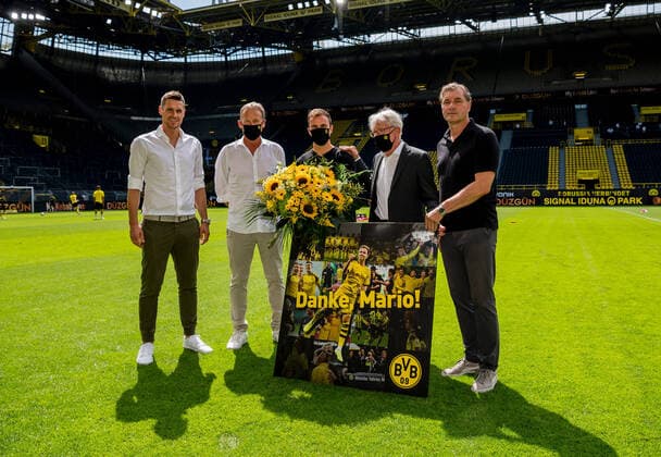 Sport Soccer 1 Bundesliga Season 2019 2020, 27 06 2020,34 Matchday, BVB, Borussia Dortmund TSG Hoffenheim Mario Goetze BVB mi , will be headed by Sebastian Kehl BVB, Head of the Licensed Players Department Chairman of the Board Hans Joachim Watzke BVB , President Dr Reinhard Rauball BVB , and Michael Zorc BVB Director of Sports, left to right, firo, Sport Football 1 Bundesliga Season 2019 2020, 27 06 2020,34 Matchday, BVB, Borussia Dortmund TSG Hoffenheim Photo Alexandre Simoes POOL firo Sportphoto Stadt Dortmund Signal Iduna Park Bundesland NRW Germany Poolfoto Ralf Ibing firo Sportphoto POOL EDITORIAL USE ONLY --- DFL regulations prohibit any use of photographs as image sequences and or quasi-video - only for editorial use ---