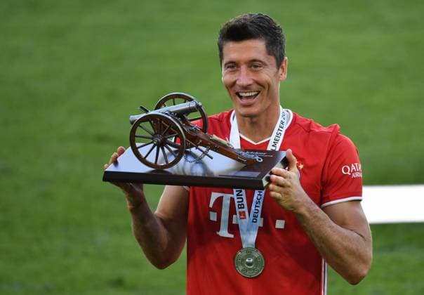 1 German Football League VFL WOLFSBURG FC BAYERN MUENCHEN 0 4 Wolfsburg, Germany, 27 th June 2020, Winners ceremony after the match Its the 30 th championship title for FCB Robert LEWANDOWSKI, FCB 9 gets the top scorer cannon as the season s top scorer at the 1 Bundesliga match VFL WOLFSBURG FC BAYERN MUENCHEN 0 4 in season 2019 2020 am matchday 34 FCB Foto Frank Hoermann Sven Simon Pool via Peter Schatz DFL REGULATIONS PROHIBIT ANY USE OF PHOTOGRAPHS as IMAGE SEQUENCES and or QUASI VIDEO National and international News Agencies OUT Editorial Use ONLY Wolfsburg Volkswagen Arena Niedersachsen Germany Poolfoto Frank Hoermann Sven Simon Pool via Peter Schatz ,EDITORIAL USE ONLY