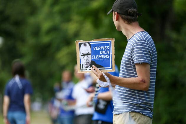 27 06 2020, Football, Season 2019 2020, Bundesliga, FC Schalke 04, Demonstration of the fans of FC Schalke 04 against the chairman of the supervisory board Clemens Tönnies on the club grounds Gelsenkirchen Office FC Schalke 04 NRW Germany Poolfoto RHR-FOTO EDITORIAL USE ONLY --- DFL regulations prohibit any use of photographs as image sequences and or quasi-video - only for editorial use