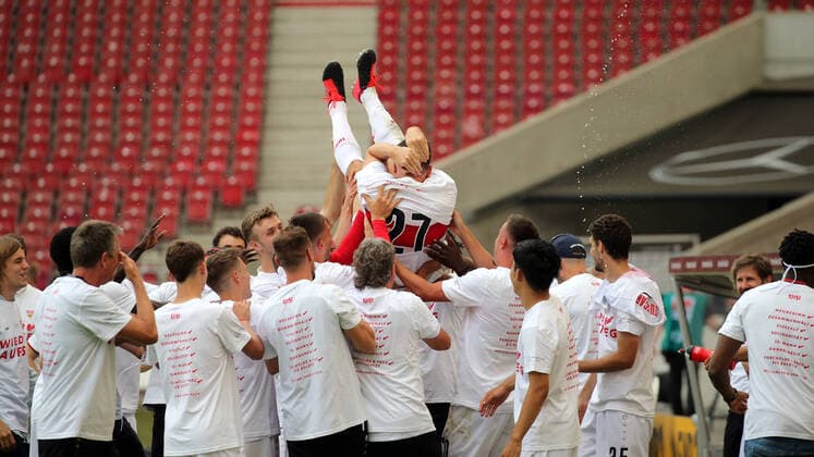 VfB Stuttgart SV Darmstadt 98 VfB Stuttgart celebrate the farewell of Mario Gomez VfB Stuttgart Germany, Stuttgart, 28 06 2020, football, 2 Bundesliga, season 2019 2020, 34 matchday, VfB Stuttgart SV Darmstadt DFL DFB REGULATIONS PROHIBIT ANY USE OF PHOTOGRAPHS AS IMAGE SEQUENCES AND OR QUASI VIDEO Photo Press Photo Rudel Robin Rudel Pool Press Photo Rudel Stuttgart Baden Württemberg Germany Poolfoto Pressefoto Rudel Robin Rudel Poo ,EDITORIAL USE ONLY