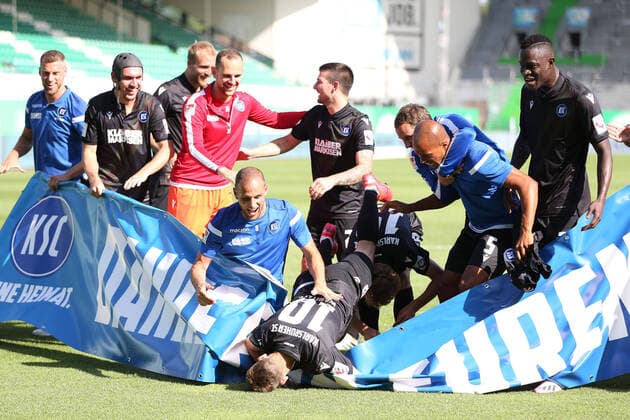 The KSC celebrates the preservation of the class after the second round match of the 2019 2020 season between SpVgg Greuther Fürth and the Karlsruhe Sportclub 1 2 in Fürth 28 06 2020