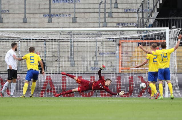 Verl Lok Leipzig 30 06 2020 Bielefeld, 30 06 2020, Bielefelder Alm, soccer, regional league, relegation, return match for promotion to the 3 league , SC Verl vs 1 FC Lokomotive Leipzig , In the picture goal for Verl to 1 1 compensation goalkeeper Fabian Guderitz 32, Lok can not parry the shot of Ron Schallenberg 6, Verl , DFB regulations prohibit any use of photographs as image sequences and or quasi video ,