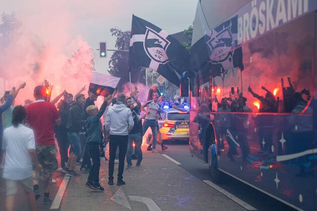 30 06 2020 Soccer, 2019 2020, promotion celebration after the promotion of SC Verl After the promotion game of SC Verl against 1 FC Lokomotive Leipzig and the resulting promotion to the 3 league fans celebrate their team In the picture Fans with Bengali fire Photo Noah Wedel Verl North Rhine-Westphalia Germany