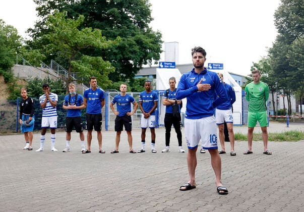 Duisburg, Germany, 3 Football BL, 38 Matchday, MSV Duisburg vs SpVgg Unterhaching 4 0 on 04 07 2020 in the Schauinsland Reisen Arena inDuisburg After the match shot, the MSV Duisburg team showed a united front to a group of ultrafans in front of the stadium and captain Moritz STOPPELKAMP MSV 2 v re thanked for the support