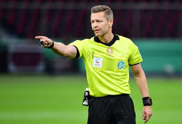 Football DFB Pokal Finale, Bayer 04 Leverkusen FC Bayern Muenchen 04 07 2020, xkvx, Football DFB Pokal Finale, Bayer 04 Leverkusen FC Bayern Muenchen emspor, v l Referee Tobias Welz gives instructions, gesticulating, gesticulating with the arms gives instructions, gesticulate Photo Kevin Voigt Jan Huebner Pool DFL DFB REGULATIONS PROHIBIT ANY USE OF PHOTOGRAPHS as IMAGE SEQUENCES and or QUASI VIDEO Editorial Use ONLY, National and International News Agencies OUT Berlin Olympiastadion Berlin Germany EN Poolfoto Kevin Voigt Jan Huebner Pool ,EDITORIAL USE ONLY