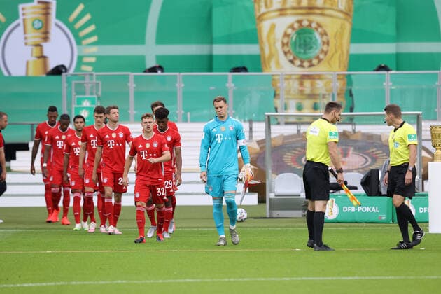 Sports Soccer, Cup Final Season 2019 2020, 04 07 2020 DFB Cup Final Men , Bayer Leverkusen Bayern Munich , Munich FCB Goalkeeper , Goalkeeper , Goalkeeper , Manuel Neuer , Entering the stadium , Entering the stadium , Referee , Referee , Tobias Welz , gestik , geste , FCB Joshua Kimmich , firo, sports, soccer, cup final season 2019 2020, 04 07 2020 DFB Cup Final of the men Bayer Leverkusen FC Bayern Munich , Munich Photo Jürgen Fromme firosportphoto POOL Only for journalistic use Only for editorial use City Berlin Olympiastadion Bundesland Berlin Germany Poolfoto Jürgen Fromme firo Sportphoto POOL ,EDITORIAL USE ONLY