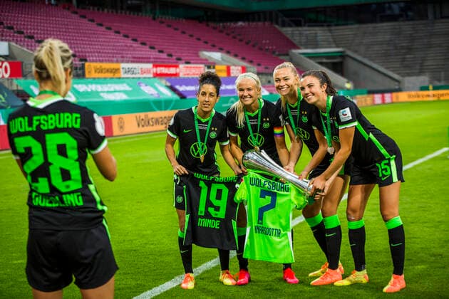 DFB Pokal Final Women, VFL Wolfsburg vs SGS Essen, 04 07 2020 With Pokal Claudia Neto VfL Wolfsburg Women 5 , Pernille Harder VfL Wolfsburg Women 22 , Fridolina Rolfö Rolfoe VfL Wolfsburg Women 14 and Ingrid Syrstad Engen VfL Wolfsburg Women 15 Lena Goessling Goessling VfL Wolfsburg Women 28 takes a souvenir photo, Sport nph00251 Football DFB Cup Women Season 19 20 Final, VFL Wolfsburg vs SGS Essen, 04 07 2020 Foto Rauch nordphoto POOL EDITORIAL USE ONLY National and international News Agencies OUT Cologne RheinEnergieSTADION NRW GERMANY Poolfoto Rauch nordphoto ,EDITORIAL USE ONLY