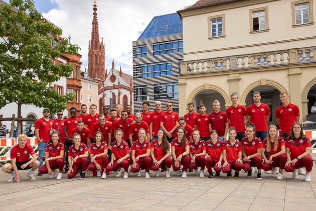 Germany, Wuerzburg, Rathaus, 06 07 2020, emspor, emonline, despor, deonline, entry in the Golden Book, City honors successful Kickers Picture v l The teams of the Würzburger Kickers Women and Men at the ceremony as both teams have been promoted to the 2 Bundesliga at the same time Copyright: HMBxMedia xHeikoxBecker