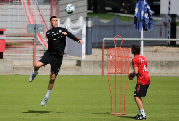 09 07 2020, FC Bayern training grounds, Saebenerstrasse, Munich, in the picture Niklas Suele FCB and Simon Martinello FCB