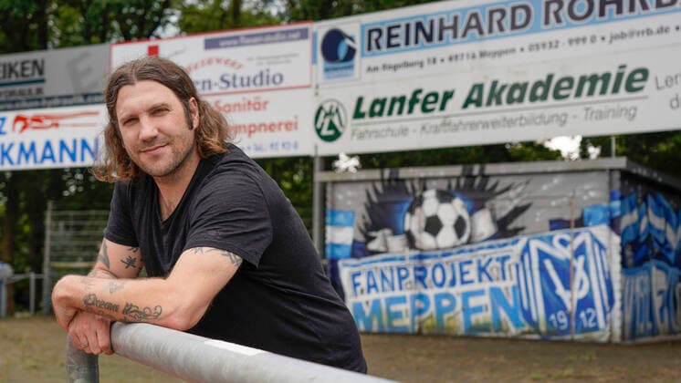 17 07 2020, Hänsch Arena, Meppen, GER, 3 Liga, press conference, introduction of the new coach Torsten Frings, the new coach in the stadium, in the background the fan project, DFL REGULATIONS PROHIBIT ANY USE OF PHOTOGRAPHS AS IMAGE SEQUENCES AND OR QUASI VIDEO Meppen Lower Saxony Germany Hänsch Arena