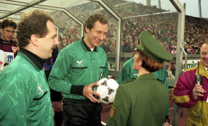 02 12 95 VfB Stuttgart Hamburger SV Deutschland, Stuttgart, 02 12 1995, Football, Bundesliga, Season 1995 1996, VfB Stuttgart Hamburger SV 3 0 Hellmut Krug Referee receives the match ball from a policewoman