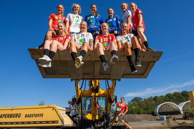 Team photos and portraits in a gravel plant of a sponsor SV Union Halle Neustadt Wildcats Handball 1 Bundesliga Season 2020 2021 Copyright xVIADATAx xHolgerxJohnx Halle Saale Sachsen Anhalt Germany