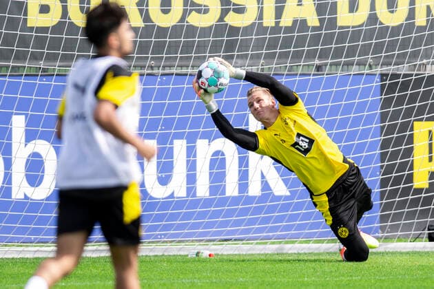 Football 1 Bundesliga, Season 2020 2021, Training of Borussia Dortmund on 03 08 2020 in Dortmund Nordrhein Westfalen Goalkeeper Luca Unbehaun catches a ball Copyright: xInderlied Kirchner-Mediax