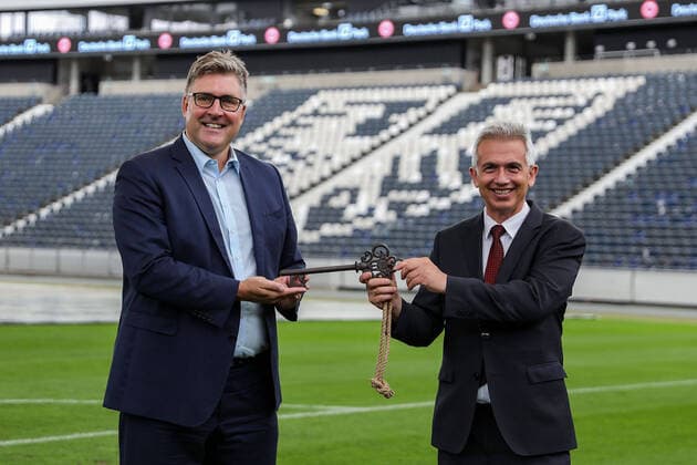 03 08 2020, xmkx, Soccer 1 Bundesliga, Eintracht Frankfurt official handover of the stadium Deutsche Bank Park emspor, from l Axel Hellmann Board member Eintracht Frankfurt , Lord Mayor Peter Feldmann DFL DFB REGULATIONS PROHIBIT ANY USE OF PHOTOGRAPHS as IMAGE SEQUENCES and or QUASI VIDEO Frankfurt am Main