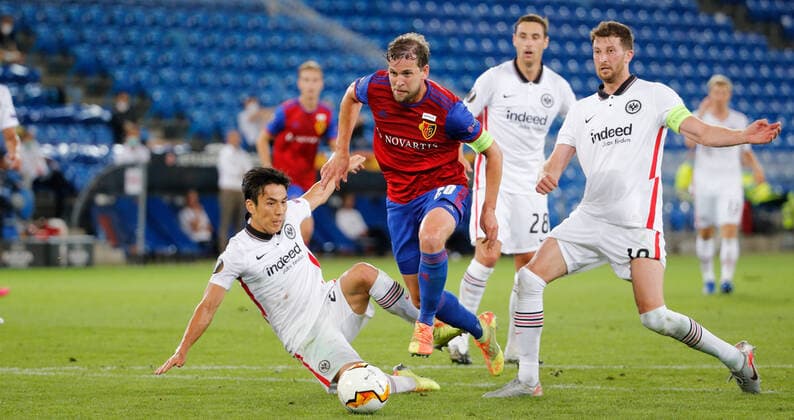 Photo Manuel Geisser 05 8 2020 Basel Stadion St Jakob Park Basel Season 2019 2020 Mens Football UEFA Europa League 1 8 Final Return Match FC Basel Eintracht Frankfurt Fabian Frei middle,FC Basel against Makoto Hasebe li and David Abraham Frankfurt