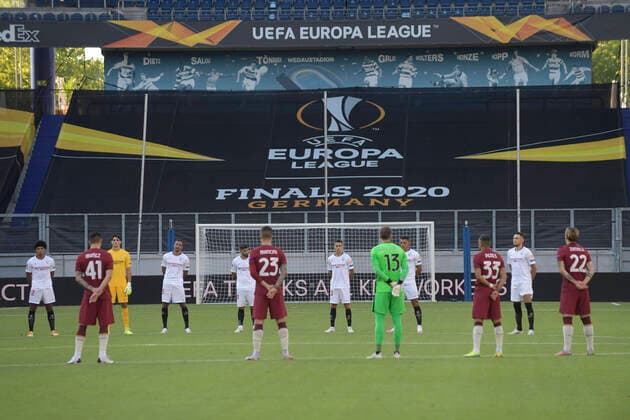 Soccer Europa League FC Sevilla AS Rome The players stand in a minutes silence for the Corona victims at the center circle, Feature, symbolic photo, border motif, soccer Europa League, Round of 16, FC Sevilla SEV AS Rome, on 06 08 2020 in Duisburg Germany Photo AnkeWaelischmiller Sven Simon Pool Sven Simon Fotoagentur GmbH Co Pressefoto KG Prinzess Luise Str UEFA regulations prohibit any use of photographs as image sequences and or quasi video Duisburg Schauinsland Reisen Arena Nordrhein Westfalen DEU, Germany, Germany Poolfoto SVEN SIMON Waelischmiller Pool ,EDITORIAL USE ONLY