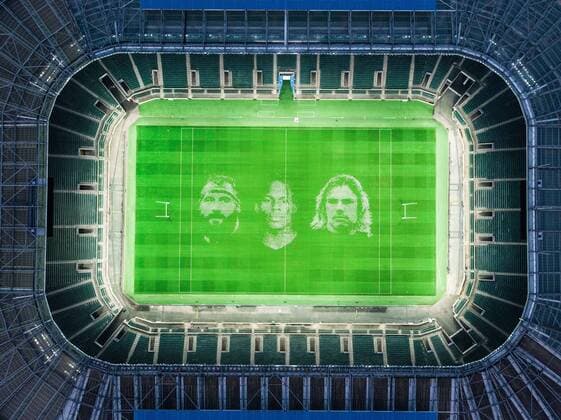Bilder des Jahres 2020, Sport 08 August Sport Themen der Woche KW33 Sport Bilder des Tages The pitch at Twickenham Stadium has been transformed into a stunning portrait featuring three of Premiership Rugby?s star players today (12th August 2020). The giant rugby art, the largest outdoor painting ever created in the UK, was unveiled to celebrate the restart of Gallagher Premiership Rugby on Friday 14 th August when Harlequins take on Sale Sharks at 7:45pm, just 200 metres away. The artwork features Harlequins player, Joe Marler; Saracens? Maro Itoje, as well as Sale Sharks? Rugby World Cup winner Faf de Klerk. It took team of eight artists more than 24 hours to complete the pitch portrait and more than 100 hours of planning before any paint touched the grass. A bespoke computer program was written to generate the precise measurements that were needed to create the artwork to the exact scale of the stadium. The image, which occupies most of the 7,000 square metre pitch, was created using a grid comprised of 13,420 elements. Each painted line in the portrait is just 6 inches wide. Nearly 1280 litres of biodegradable pitch marker paint were used for the elaborate creation. An estimated 150,000 passengers will enjoy the spectacle from the sky this week on flights in and out of London?s Heathrow airport. Faf de Klerk was one of the featured Premiership Rugby stars in the portrait. The Sale Sharks star said, I didn t realise it was going to be on the field, I thought it was going to be a photo up somewhere or on the big screen. It s looking really cool. There are a lot of great players in the Premiership, and it is amazing. I feel really privileged and quite humble . Speaking about the impact of lockdown on the Saracens star Maro Itoje said The last few months have been really tough on fans and players but we?re back and we?re ready for the start of the season on Friday 14th August. The past five months has shown us how important the sport is and what it brings to people lives. British artist John Lundberg, who oversaw the po Copyright: xScottxGarfitt PinPep CoverxImagesx 0103040117st EDITORIAL USE ONLY. RESTRICTED TO NEWSPAPERS BASED IN THE UK