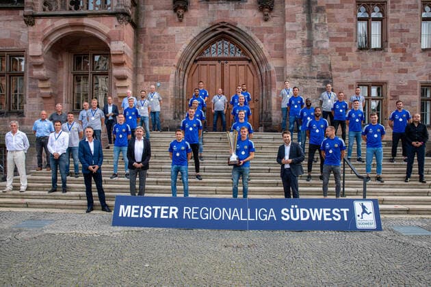 On Thursday 13 08 2020 the reception of 1 FC Saarbrücken was held in the Ratskeller of the Saarbrücken City Hall by the Lord Mayor Uwe Conradt On the occasion of winning the Southwest Regional Football League Championship In the picture team photo with Mr Zimmer as representative of the league and Uwe Conradt Lord Mayor bub