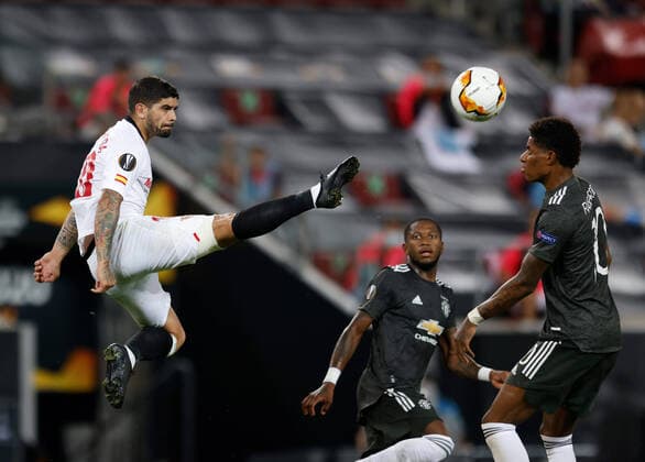 FC SEVILLA MANCHESTER UNITED , Football UEFA EUROPA League Cologne, Koeln, Cologne, Germany, 16th August 2020 Ever Banega Sevilla , Marcus Rashford ManU in the semifinal UEFA Europa League match final tournament FC SEVILLA MANCHESTER UNITED in Season 2019 2020, ManU Photographer Moritz Mueller Pool UEFA REGULATIONS PROHIBIT ANY USE OF PHOTOGRAPHS as IMAGE SEQUENCES and or QUASI VIDEO National and international News Agencies OUT Editorial Use ONLY Cologne Rhein Energie Stadion NRW Germany Poolfoto Moritz Mueller Pool ,EDITORIAL USE ONLY