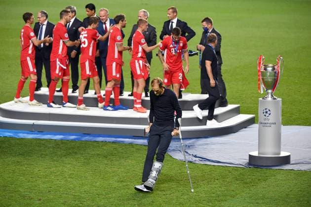 Soccer Champions League Final Paris St Germain Bayern Muenchen 0 1 Thomas TUCHEL Coach PSG passes by crutches at Cup, Trophy, Trophy, disappointment, frustration, disappointed, frustrated, depressed, award ceremony Soccer Champions League, Final, Paris St Germain PSG FC Bayern Muenchen M 0 1 on 23 08 2020 at the Estadio da Luz in Lisbon Portugal PHOTO Frank Hoermann SVEN SIMON Pool NO use of any use photographs as image sequences and or quasi video Editorial Use ONLY National and International News Agencies OUT Lisbon Estadio da Luz Portugal Poolfoto SVEN SIMON Frank Hoermann Pool ,EDITORIAL USE ONLY