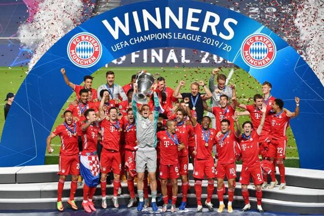 Football CHL FINALE 19 20 in Lisbon Paris Saint Germain FC Bayern Muenchen FOOTBALL FINAL TURNIER LISBON CHAMPIONS LEAGUE SEASON 2019 2020 FINALE 23 08 2020 Paris Saint Germain FC Bayern Muenchen CLOSE JOURNEY, TEAMJUBEL FC Bayern Muenchen Corentin Tolisso, Ivan Perisic, Robert Lewandowski, Leon Goretzka, goalkeeper Manuel Neuer with CHL Cup, Thiago Alcantara, Javi Martinez, David Alaba, Philippe Coutinho, Alvaro Odriozola in front from left Malik Tillman, Bright Arrey Mbi, Alphonso Davies, Benjamin Pavard, Michael Cuisance, Lucas Hernandez, Thomas Mueller, Serge Gnabry in the middle from left Jamal Musiala, goalkeeper Sven Ulreich, Jerome Boateng, Niklas Suele, Coach Hansi Flick, Goalkeeper Ron Torben Hoffmann and Joshua Kimmich backwards from left PHOTO ULMER Press Photo Agency Pool Frank Hoermann SVEN SIMON xxNOxMODELxRELEASExx Dortmund Estadio da Luz Baden Wuerttemberg Germany Poolfoto ULMER ,EDITORIAL USE ONLY