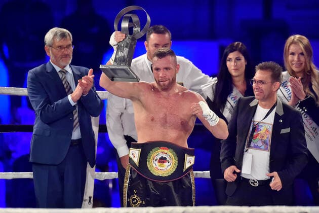Boxing Tommy Punch Zoltan Sera on 29 08 2020 in the ice stadium in Braunlage Tommy Punch Germany cheers for his victory MT